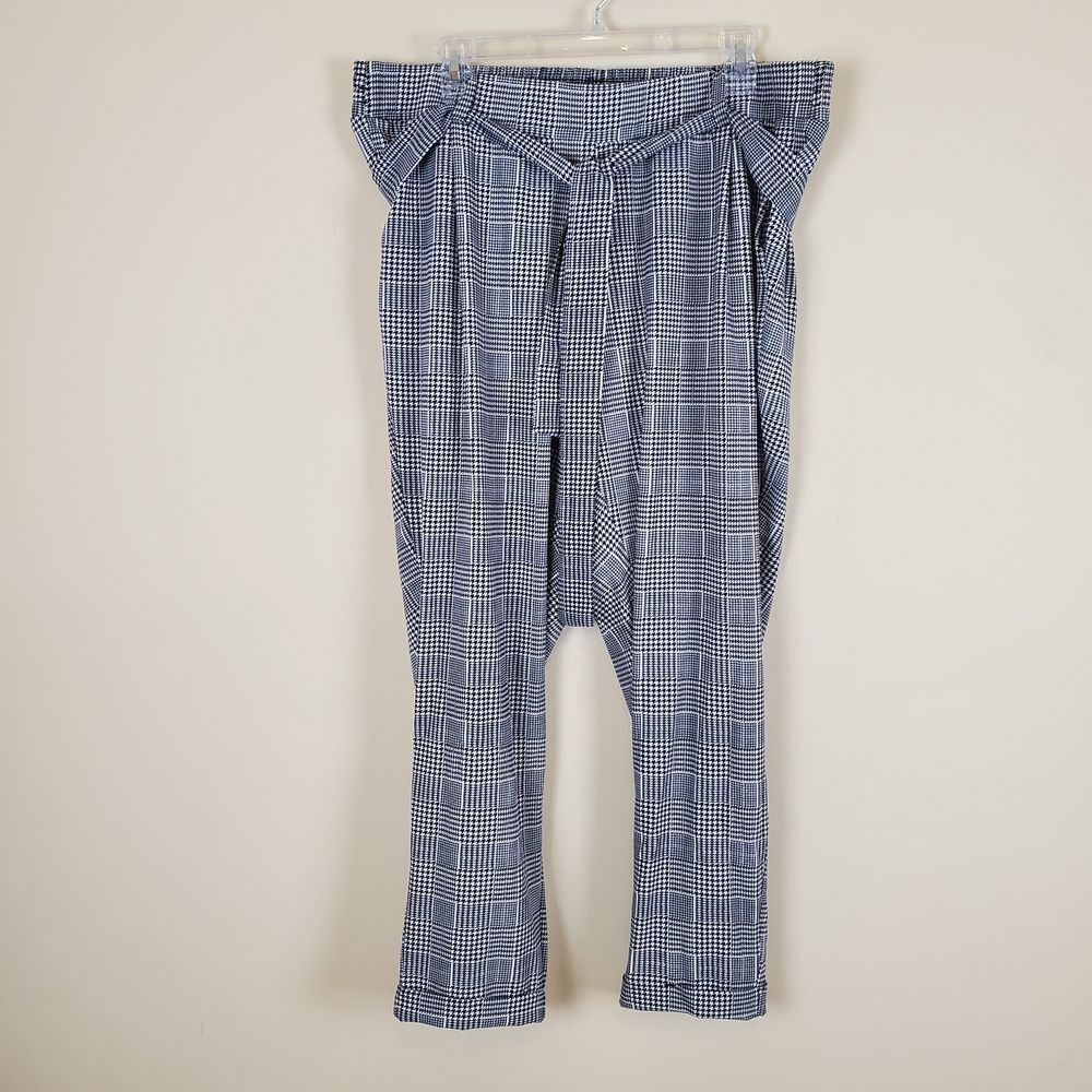 Torrid Hanstooth Plaid Dress Pants 
Size 1 
In good condition 
Ties around waist